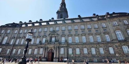 Økonomiforhandlingerne fortsætter i dag tirsdag i Finansministeriet ved Christiansborg. Foto: Colourbox